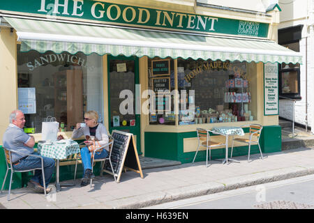 Due clienti seduti fuori la buona intenzione di gelati e sandwich shop in Dartmouth Devon gustando un caffé mattutini. Foto Stock