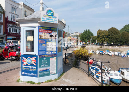 Pubblicità colorato chiosco accanto alla barca galleggiante in Dartmouth, Devon, Regno Unito su un giorno d'estate Foto Stock