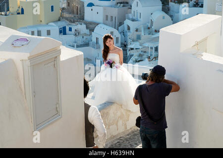 Un Cinese sposa che indossa un abito da sposa è fotografato nel villaggio di Oia a Santorini Island, Grecia Foto Stock