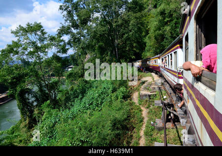 Vista dal treno tra Bangkok a Nam Tok sul Fiume Kwai Bridge Foto Stock