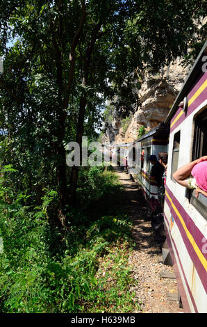 Vista dal treno tra Bangkok a Nam Tok sul Fiume Kwai Bridge Foto Stock