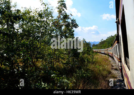 Vista dal treno tra Bangkok a Nam Tok sul Fiume Kwai Bridge Foto Stock