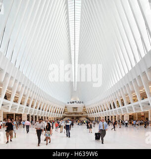 Simile ad una cattedrale hall di transito interni dal livello arrivi. L'occhio, World Trade Center Hub di trasporto, New York, Stati Uniti. L'Architetto Santiago Calatrava, 2016. Foto Stock