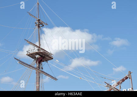 In primo piano del montante e il Crow's Nest di una nave con sky in background Foto Stock