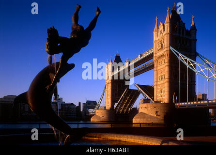 Il Tower Bridge , con Dolphin e Mermaid statua, London, England, Regno Unito Foto Stock