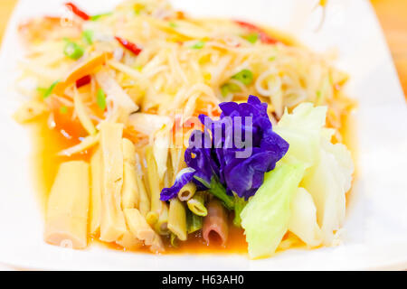 Vegetale nel piatto con insalata di papaya sulla tavola Foto Stock