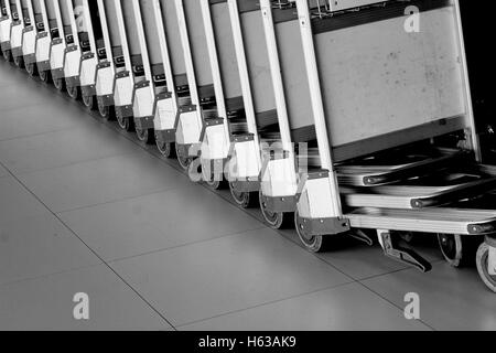 Carrelli bagagli in aeroporto. Abstract fila di carrello bagagli in aeroporto Foto Stock