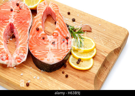 Crudo fresco salmone pesce rosso bistecca Foto Stock