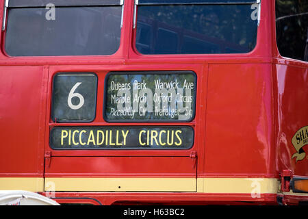 Red London bus bar Vintage Foto Stock