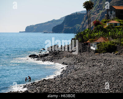 La spiaggia di ciottoli di Faja dos Padres sull'isola portoghese di Madeira Foto Stock