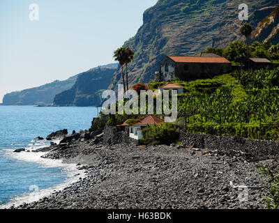 La spiaggia di ciottoli di Faja dos Padres sull'isola portoghese di Madeira Foto Stock