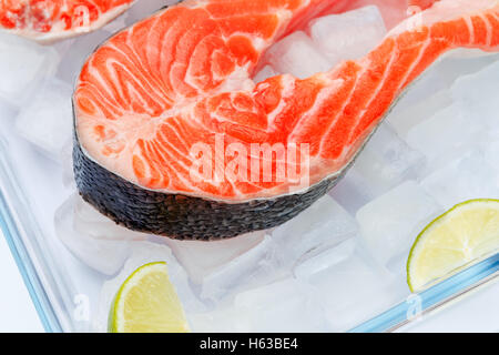 Crudo fresco salmone pesce rosso bistecca Foto Stock