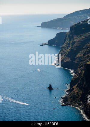 La costa del Sud tra Faja dos Padres e Ponta do Sol sull'isola portoghese di Madeira Foto Stock