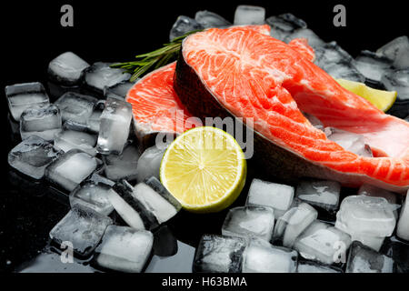 Crudo fresco salmone pesce rosso bistecca Foto Stock