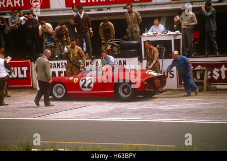 22 Mike Parkes Umberto Maglioli in Ferrari 250P 3 finiti in Le Mans 16 Giugno 1963 Foto Stock