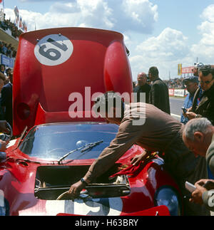 19 John Surtees, Lorenzo Bandini - Ferrari 330 P 3 finito alla 24 Ore di Le Mans 1963 Foto Stock