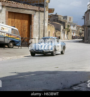 78 Jean Vinatier e Pierre Orsini in un 110 Alpine Renault 7 finiti in Targa Florio 8 Maggio 1966 Foto Stock