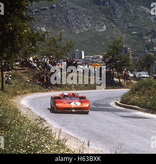 5 Nino Vaccarella e Toine Hezemans in un Alfa Romeo T33/3 gara vincitore della Targa Florio 16 Maggio 1971 Foto Stock