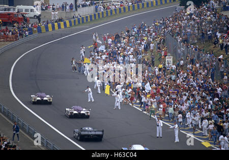 Seta tagliati Jaguar XJR-9 World Sports Car Championship Auto essendo accolti dai commissari e la folla dopo la corsa a lunga distanza il successo Foto Stock