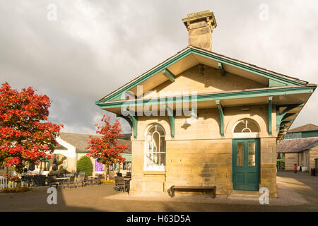 Il Grade ii Listed vecchia stazione ferroviaria edificio a Rowsley nel Derbyshire Peak Diatrict, Regno Unito, è ora in un villaggio dello shopping. Foto Stock