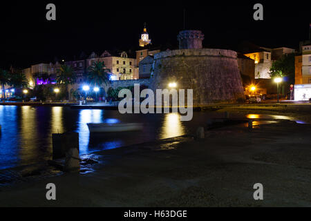 Scena notturna nella città vecchia (lato ovest), con le pareti, case, barche, in korcula croazia Foto Stock