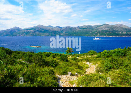 Paesaggio con la costa, il mare e le barche, nell'isola di Lopud, una delle isole Elafiti, Croazia Foto Stock