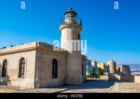 Vista del faro e fort in Roquetas de Mar Almeria Regione, Costa Tropical, SPAGNA Foto Stock