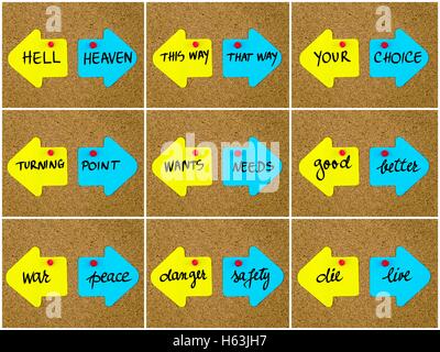 Photo Collage di concetti antonym scritto il giallo e il blu note su carta, frecce opposte imperniata sulla bacheca di sughero con thumbtacks. Scelta immagine concettuale Foto Stock