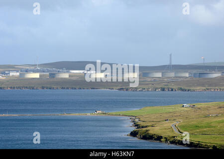 Sullom Voe terminale , le Isole Shetland erano Brent e Clair petrolio greggio viene memorizzato dal petrolio del Mare del Nord i campi Foto Stock