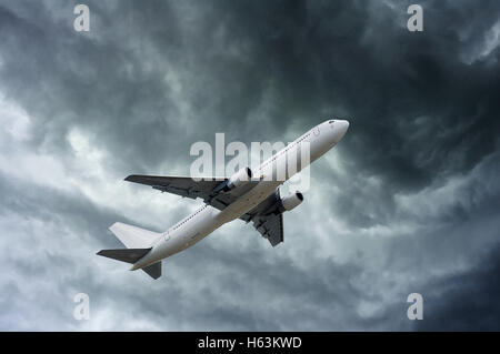 Velivolo sul modello impressionante di nuvole prima di una pioggia Foto Stock