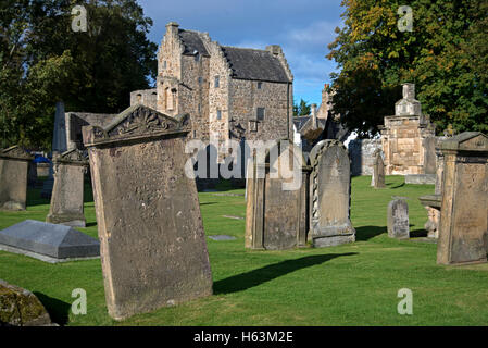 Vista del cimitero di Elgin Cathedral a Elgin con la casa del Vescovo in background, Morayshire, Scotland, Regno Unito. Foto Stock