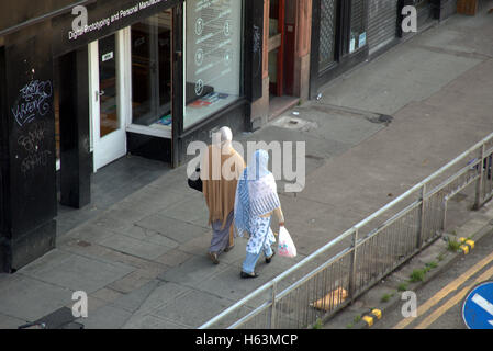 Famiglia immigrata sul marciapiede vicino al semaforo di Glasgow, Scozia Foto Stock