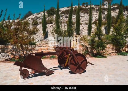 Il vecchio metallo arrugginito trattore Foto Stock