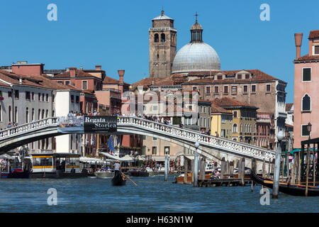 Il Canal Grande a Venezia nel nord Italia. Esso costituisce uno dei principali acqua corridoi di traffico nella città. Foto Stock