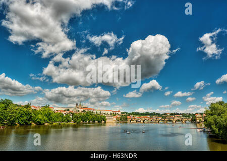 Luglio 2016, il fiume Vltava, la Cattedrale di San Vito e il Castello di Praga a Praga (Repubblica Ceca) Foto Stock