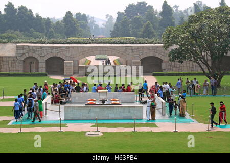 Raj Ghat memorial al Mahatma Gandhi, Vecchia Delhi, India, subcontinente indiano, Asia del Sud Foto Stock