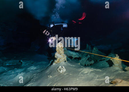 Scuba Diver in Calavera Cenote, Tulum, la penisola dello Yucatan, Messico Foto Stock