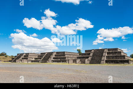 Tre dei dodici piccole piramidi che circondano la Plaza della luna nella parte anteriore della Piramide della Luna a San Juan Teotihuacan Foto Stock