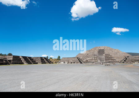La Piramide della Luna è il secondo più grande piramide in San Juan Teotihuacan, Messico, dopo la Piramide del sole. Foto Stock