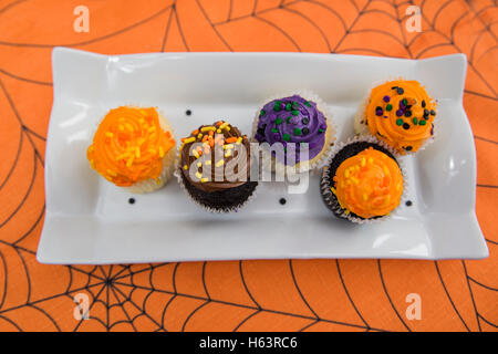 Tortini di halloween su un piatto da dessert Foto Stock