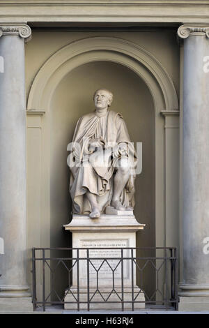 Firenze. L'Italia. Statua di architetto Filippo Brunelleschi (1377-1446), sulla Piazza del Duomo. Foto Stock