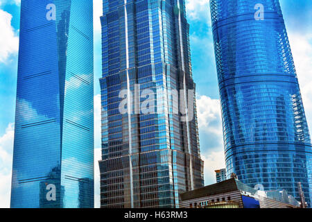 Tre riflessioni di grattacieli rendono i modelli e disegni Liujiashui Financial District Shanghai in Cina. Shanghai Tower Foto Stock