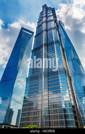 Torre di Jin Mao tre riflessioni di grattacieli rendono i modelli e disegni Liujiashui Financial District Shanghai in Cina. Foto Stock