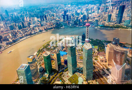 Guardando verso il basso la Oriental Pearl TV Tower Pudong Bund Fiume Huangpu grattacieli cityscape cinese di Shanghai Foto Stock