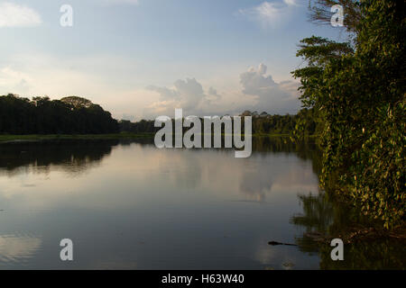 Tramonto sul fiume di Madre de Dios, Perù Foto Stock