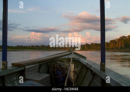 Tramonto sul fiume di Madre de Dios, Perù Foto Stock