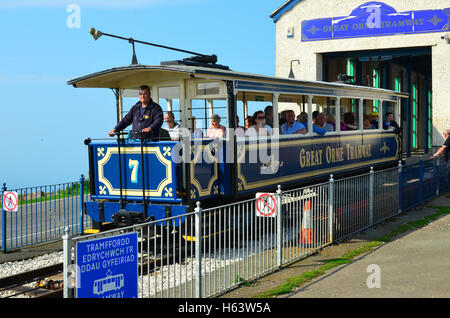 Un passeggero con una vettura del Great Orme tranvia funicolare Foto Stock