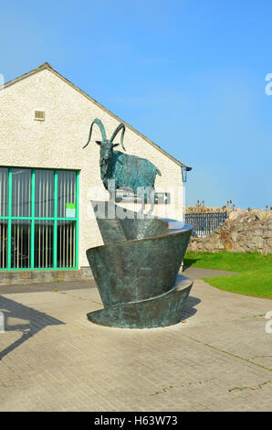 Capra del Kashmir la scultura al Great Orme Visitor Center, Llandudno, Galles Foto Stock