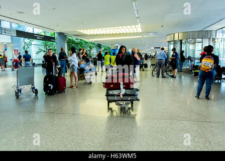 San Francisco, California, Stati Uniti, vista grandangolare, folla di persone che viaggiano all'interno del Terminal Building con bagagli, aeroporto, interni contemporanei Foto Stock