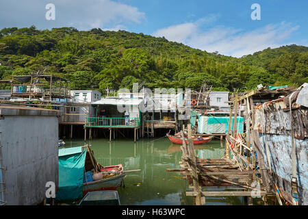 Baracche di pesca su palafitte in Tai O, un incontaminato rurale cinese di villaggio di pescatori sull'Isola di Lantau, Hong Kong. Foto Stock